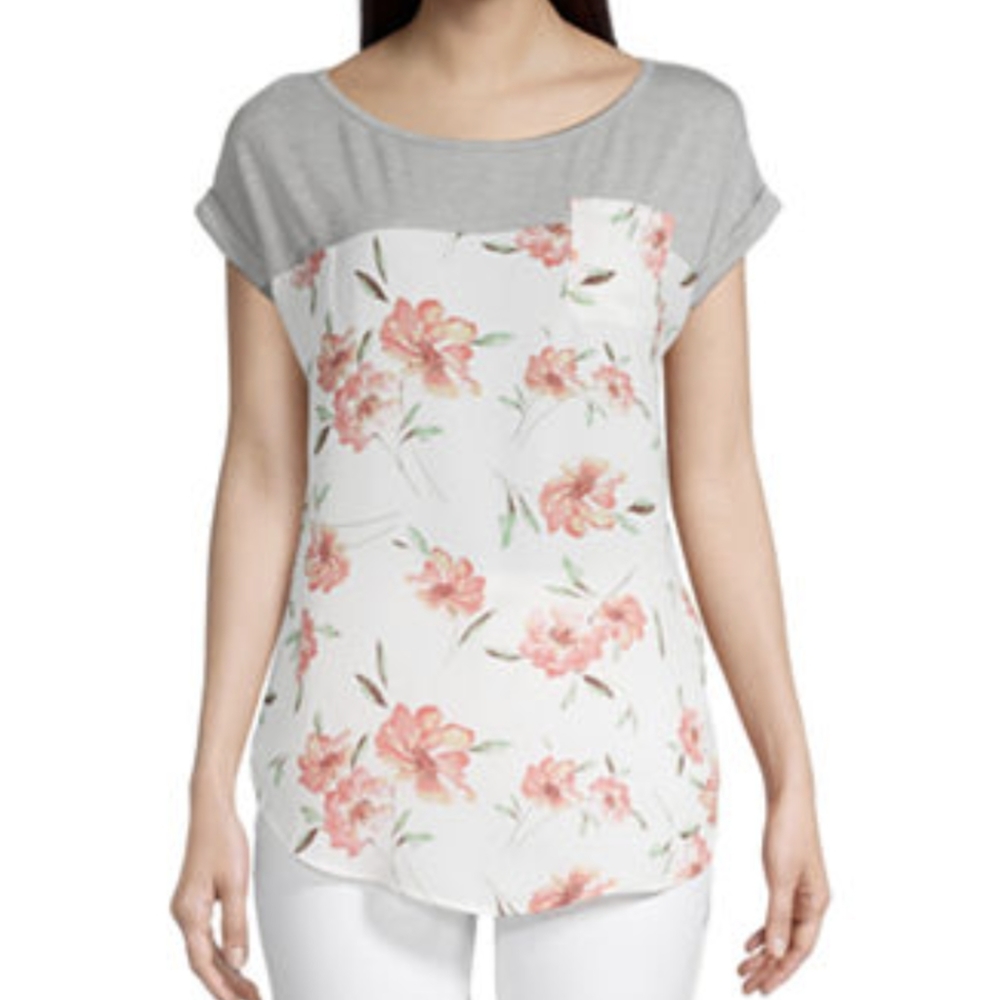 Relaxed fit, gray and floral, short sleeve blouse